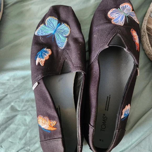 TOMS Black alpargata slip-ons - Picture 1 of 3